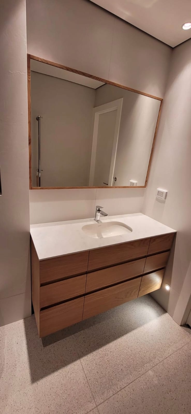 ארון אמבטיה עם מסגרת עץ – נגריית מיכאל