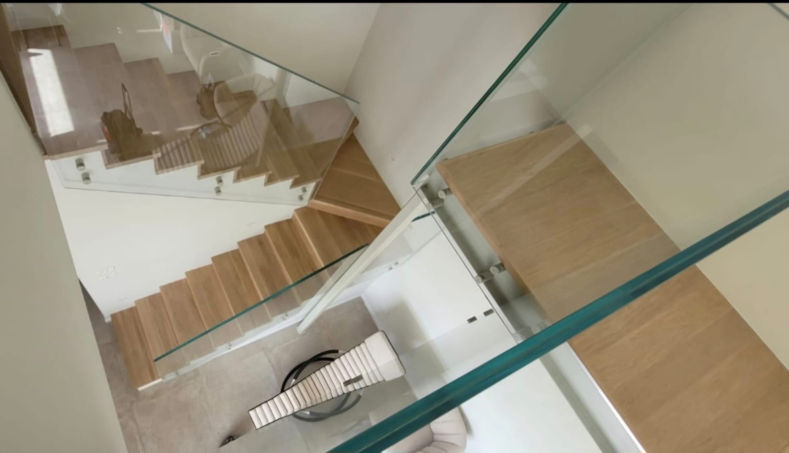 מדרגות עץ ומעקה זכוכית – נגריית מיכאל